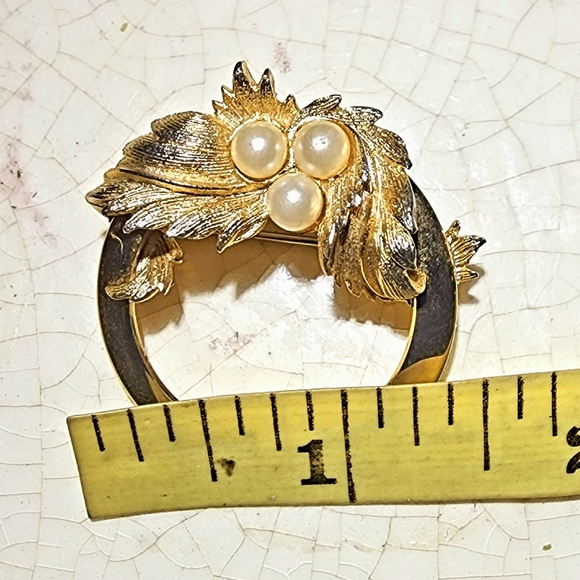 Vintage Sarah Coventry ornate leaf brooch with 3 faux pearls, cottagecore - Picture 4 of 4